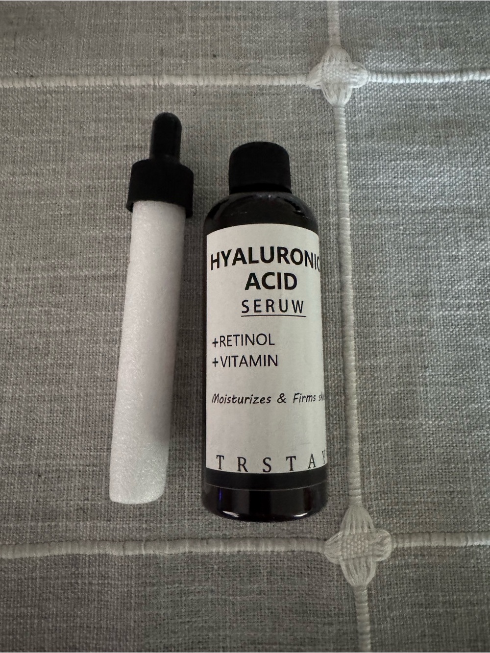 Hyaluronic Acid Serum with Retinol & Vitamin - Black